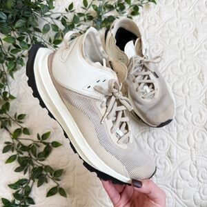 Vasque Women’s Here Mid Hiking Sneaker Sz 8